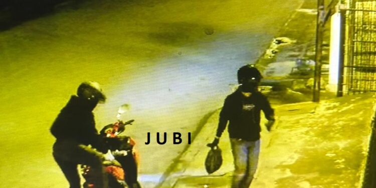 Keterangan Gambar : Terduga dua pelaku yang melemparkan bom molotov ke Kantor Redaksi Jubi  tertangkap Camera CCTV. ( Doc)