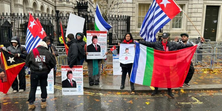 Keterangan gambar: aksi demonstrasi dari kelompok pendukung Republik Maluku Selatan (RMS) dan aktivis kemerdekaan Papua (ULMWP). Demonstrasi berlangsung di depan Downing Street, lokasi pertemuan Presiden Prabowo dengan Perdana Menteri Inggris, Keir Starmer, pada 19 November 2024. (Foto: Istimewa)