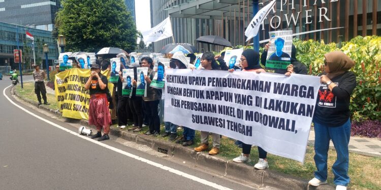 Keterangan Gambar: Koalisi Anti SLAPP antara lain: Walhi, Jatam, KPA, Walhi Sulteng, YTM, AEER, Green Peace, Trend Asia, Jatam Sulteng, dan Serikat Pelajar NTT melakukan aksi menuntut penghentian kasus SLAPP yang dialami warga yang tengah berjuang mempertahankan ruang hidup mereka dari ancaman ekstraktivisme, di depan Kantor PT BTIIG, World Capital Tower, Jl. DR. Ide Anak Agung Gde Agung, Kuningan, Jakarta Selatan. (Jatam  Sulwesi Tengah)