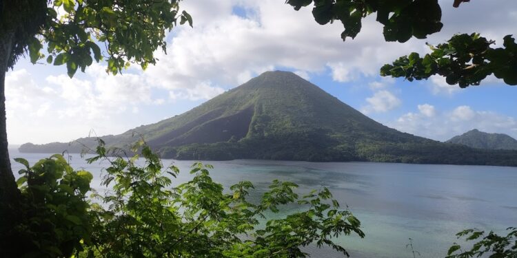 Keterangan gambar: Gunung Api Banda, Maluku Tengah. (Foto: Wikipedia)