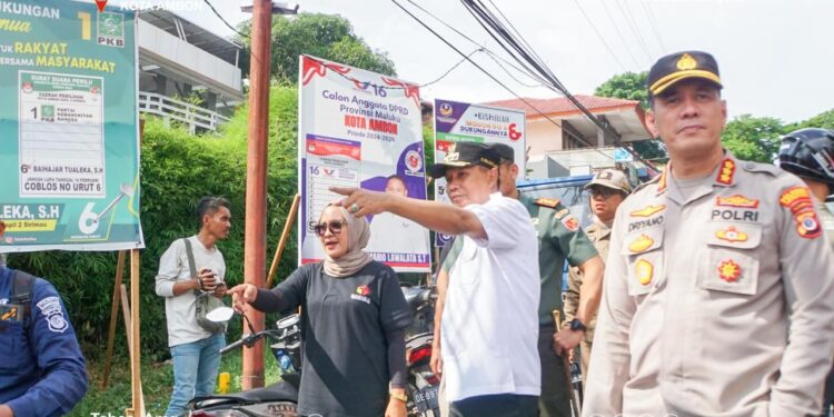 Keterangan gambar: Pemkot Ambon dan Bawaslu Tertibkan APK Yang Langgar Aturan. (Foto: Dinas KomInfo Kota Ambon)