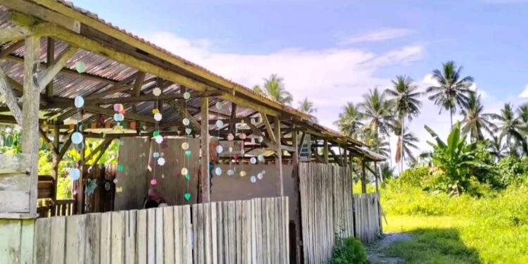 Keterangan gambar: Kondisi memprihatinkan di SMA Muhammadiyah di Dusun Missa, Desa Haya, Kecamatan Tehoru, Kabupaten Maluku Tengah. (Foto: tangkapan gambar akun TikTok @ingidihu)