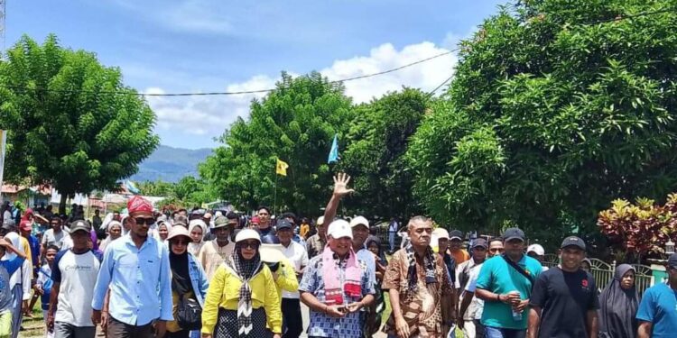 Keterangan gambar: pasangan calon bupati dan wakil bupati, Agil Rumakat dan Enver Abdulah Watimena, saat sambangi Masyarakat Adat Balakeu di Pegunungan Atiahu, Kecamatan Siwalalat, Kabupaten Seram Bagian Timur, Jumat (8/11/2024). (Foto: Istimewa)