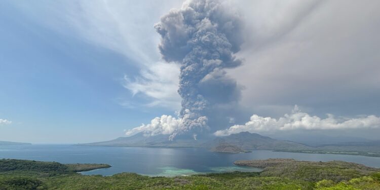 Keterangan gambar: Visual erupsi Gunungapi Lewotobi Laki-laki pada Sabtu (9/11) pukul 08.50 WITA dengan pesawat nirawak dari Rest Area Eputobi, Kecamatan Titehena, Kabupaten Flores Timur, Nusa Tenggara Timur.

Foto/Video; Pusdatinkom BNPB