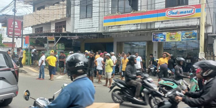 Keterangan Gambar : Sejumlah sopir angkutan kota yang sedang berkumpul di salah satu ruas jalan di Kota Ambon.   (Foto Doc)