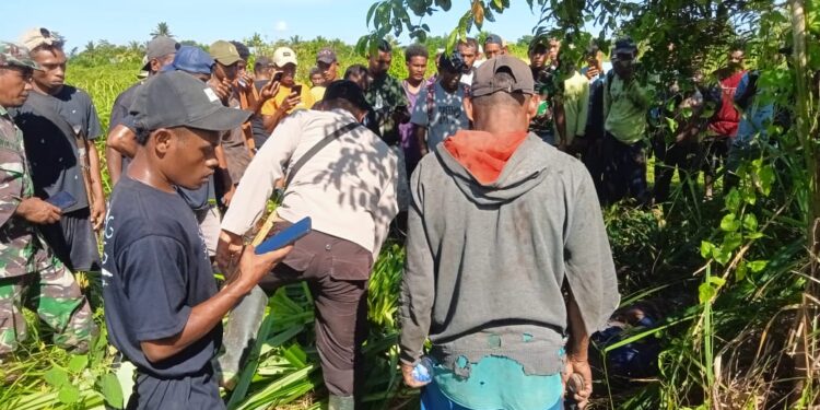 Ketgam: Sosok mayat yang diketahui adalah Berti Orobayam (37), warga Desa Persiapan Seti Bakti, Kecamatan Seram Utara Timur Seti, Kabupaten Maluku Tengah, ditemukan tak bernyawa di areal hutan kebun warga Desa Waitonipa, Kamis (21/11/2024). (Foto: Istimewa)