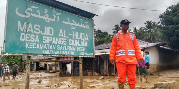 Keterangan gambar: Kondisi pasca banjir bandang di Kab Tapanuli Selatan Provinsi Sumut, Sabtu (23/11). Sumber foto: BPBD Kab Tapanuli Selatan