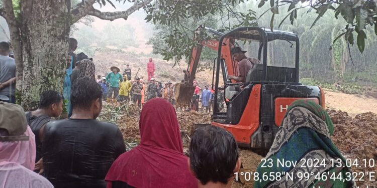 Keterangan gambar: Kondisi wilayah terdampak tanah longsor dan proses pencarian oleh tim gabungan di Desa Harang Julu, Kecamatan Ulu Sosa, Kabupaten Padang Lawas  Provinsi Sumatera Utara (23/11) 

(Sumber Foto dan Video: BPBD Kabupaten Padang Lawas)