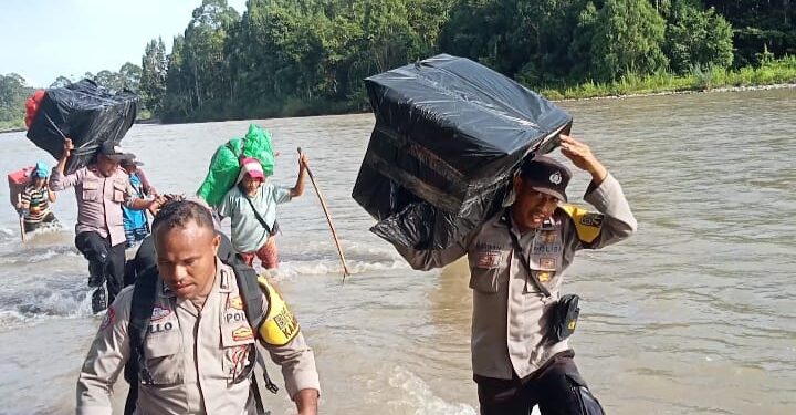 Keterangan gambar: Kondisi distribusi kotak suara oleh Aipda Frangky Halatu, Aipda Marwan Iskandar Alam dan Bripka J Wattimury, mereka menembus sungai dan hutan belantara Pulau Seram, Maluku Tengah. (Foto: Humas Polda Maluku)