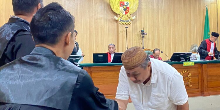 Keterangan Gambar : Imran Jakub, terdakwa dalam kasus dugaan suap terhadap mantan Gubernur Maluku Utara, Abdul Ghani Kasuba (AGK), di ruang sidang (Foto IK)