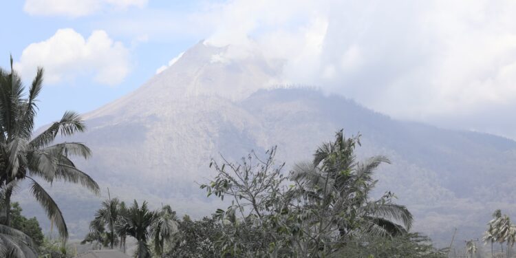 Keteranga Gambar : Muntahan Abu Vulkanik dari erupsi Gunungapi. ( Foto BNPB)