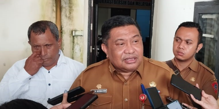 Keterangan Gambar : Mantan Sekretaris Kota Ambon, Agus Ririmasse, Calon Walikota Ambon saat berada dalam salah agenda di Polres Kota (Polresta) Ambon.  Dia didampingi Kuasa Hukumnya, Ongki Hatu ( kiri pembaca/ kemejah Putih.) Doc Foto