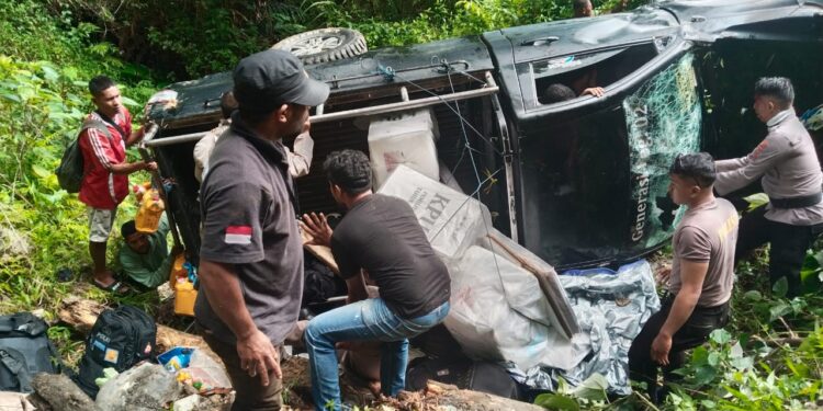 Keterangan Gambar : Mobil pengangkut Logistik Pilkada Buru yang masuk ke jurang. (Foto Doc)