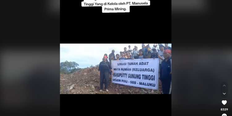 Keterangan gambar:  Aksi protes dari masyarakat adat marga Manuputty, yang mengklaim kawasan tambang di Gunung Tinggi Piru adalah milik mereka dan protes perusahaan tambang yang akan melakukan aktivitas pertambangan. (Foto: Tangkapan layar video dari akun TikTok @Marsel Maspaitella)