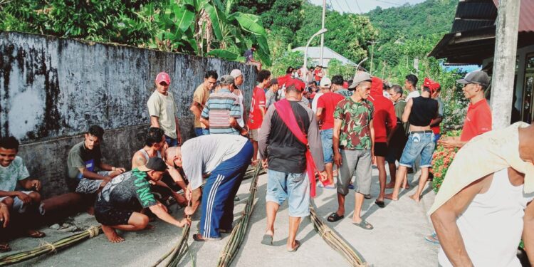 Keterangan gambar: Suasana masyarakat adat Negeri Aboru sedang anyam rotan sepanjang 300 meter di  sepanjang jalan utama Negeri. (Foto: Erween)