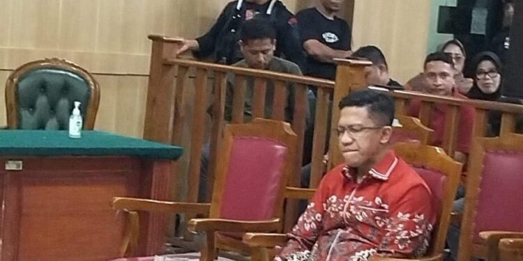 Keterangan gambar: Terdakwa Muhaimin Syarif alias Ucu, dituntut hukuman empat tahun penjara dari Jaksa Penuntut Umum (JPU) Komisi Pemberantasan Korupsi (KPK, dalam sidang di Pengadilan Tindak Pidana Korupsi (Tipikor) Ternate, Selasa, 3 Desember 2024. (Foto: Iksan)