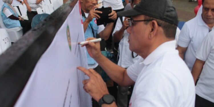 Keterangan Gambar : Tanda Tangan,  Deklarasi Antikorupsi oleh Pelaksana Harian Sekretaris Daerah Maluku Syuryadi Sabirin (Foto Ian)