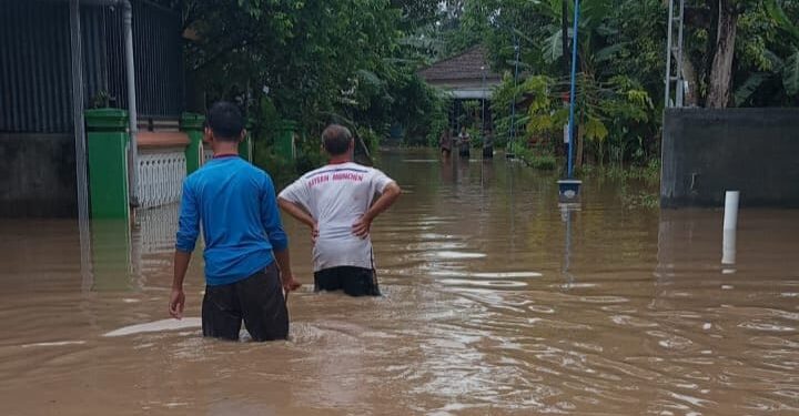 Keterangan gambar: Kondisi banjir yang melanda Kabupaten Ponorogo, Jawa Timur pada Senin (16/12) pagi.

Sumber Foto : BPBD Kabupaten Ponorogo.