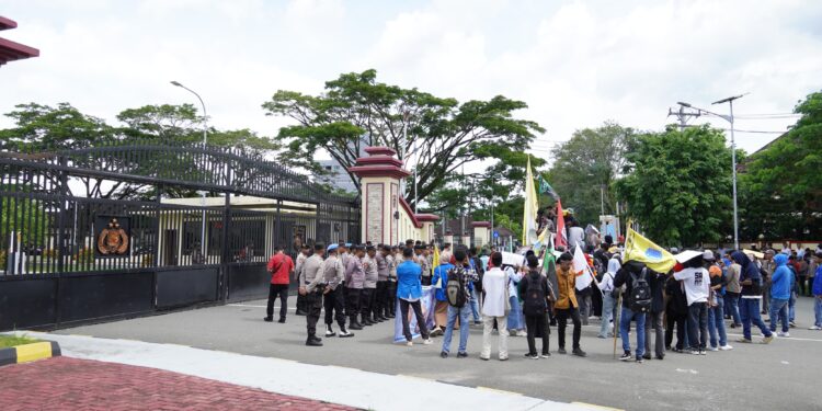 Keterangan Gambar : Oganisasi Cipayung Plus IAIN Ambon saat menggelar Unjuk Rasa di Mapolda Maluku, Abon (23/12). Foto Istimewa