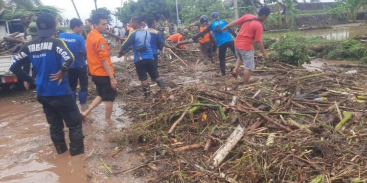 Keterangan gambar: BPBD Kab. Situbondo bersama warga dan unsur terkait, bergotong-royong membersihkan material kayu dan sampah pascabanjir yang terjadi pada Selasa (24/12).

Sumber Foto: BPBD Kab. Situbondo