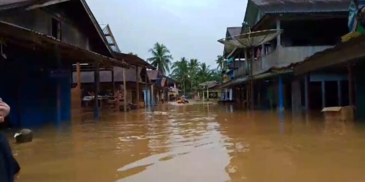 Keterangan gambar: Kondisi rumah warga terdampak banjir di Kecamatan Muara Batang Gadis, Kabupaten Mandailing Natal, pada (23/12).


Sumber foto : BPBD Kabupaten Mandailing Natal.