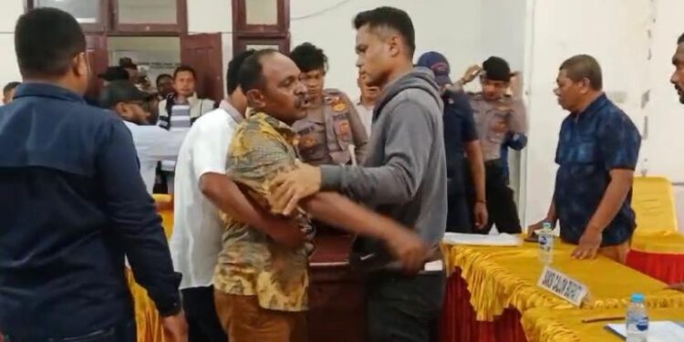 Keterangan Gabar : Kericuhan di Kantor KPU Seram Bagian Timur (Foto Fit)