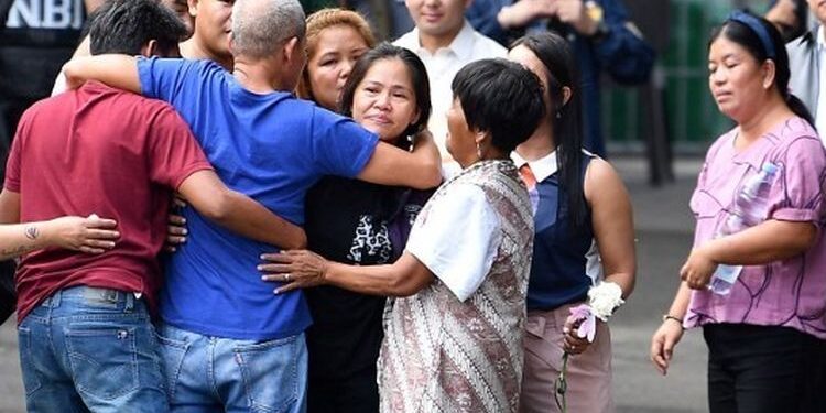 Keterangan Gambar : Keharuan mewarnai perjumpaan Mary dengan keluarga. (Foto Kompas.com)