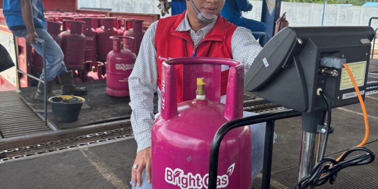 Keterangan Gambar : Pemeriksaan oleh Petugas (Foto Pertamina)