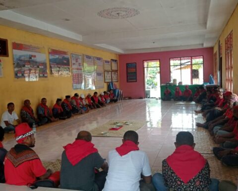 Tradisi musyawarah adat untuk membicarakan, memutuskan hal-hal yang berkaitan dengan adat. Salah satunya terkait desakan agar Pemerintah Kabupaten dapat mengesahkan Perda adat di Kabupaten Maluku Tengah. Foto: Ist