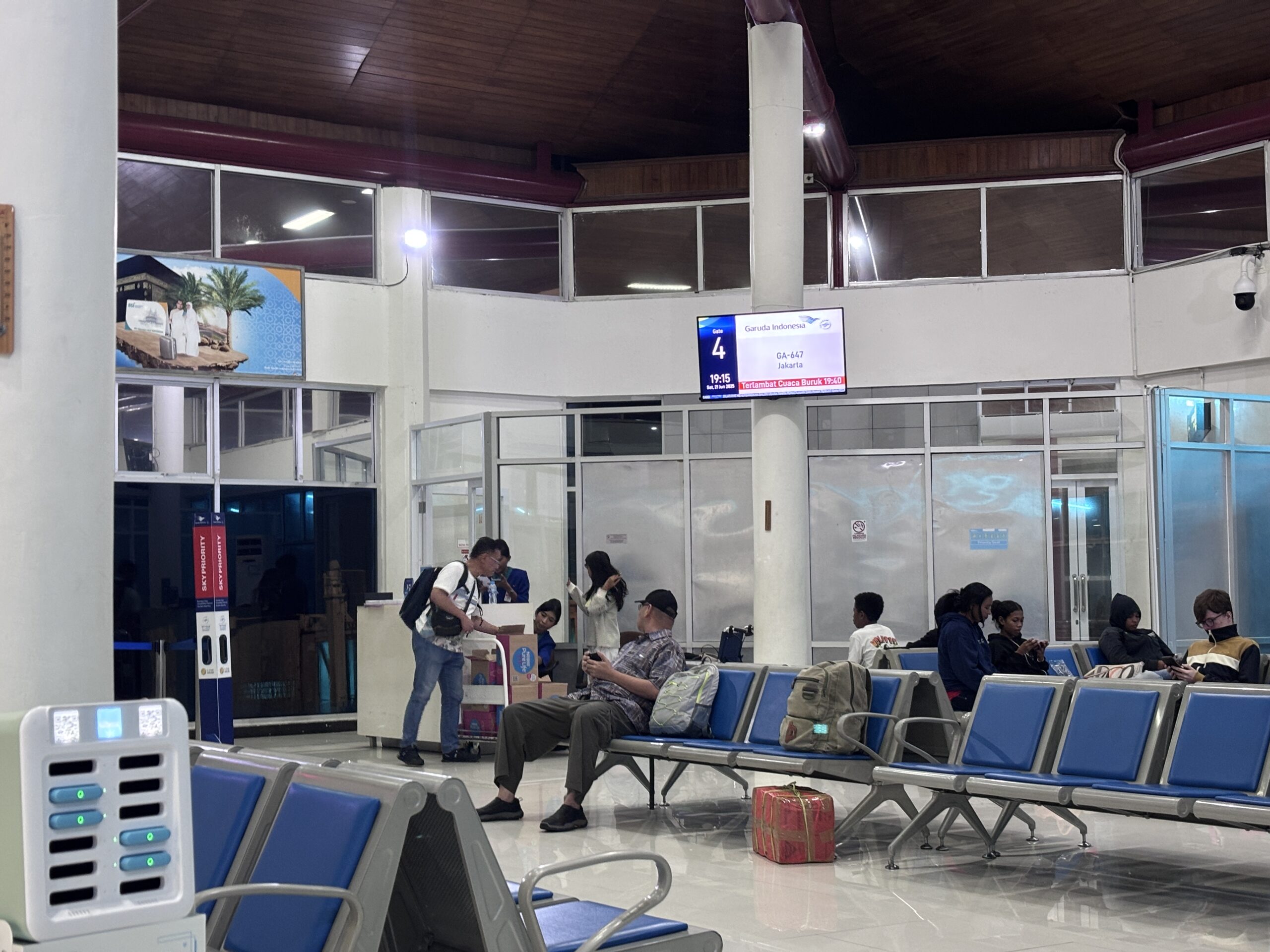 Ketgam: Para calon juara penumpang pesawat Garuda Indonesia terlihat menunggu di ruang tunggu Bandara Pattimura Ambon, Sabtu (21/6). Foto: titastory